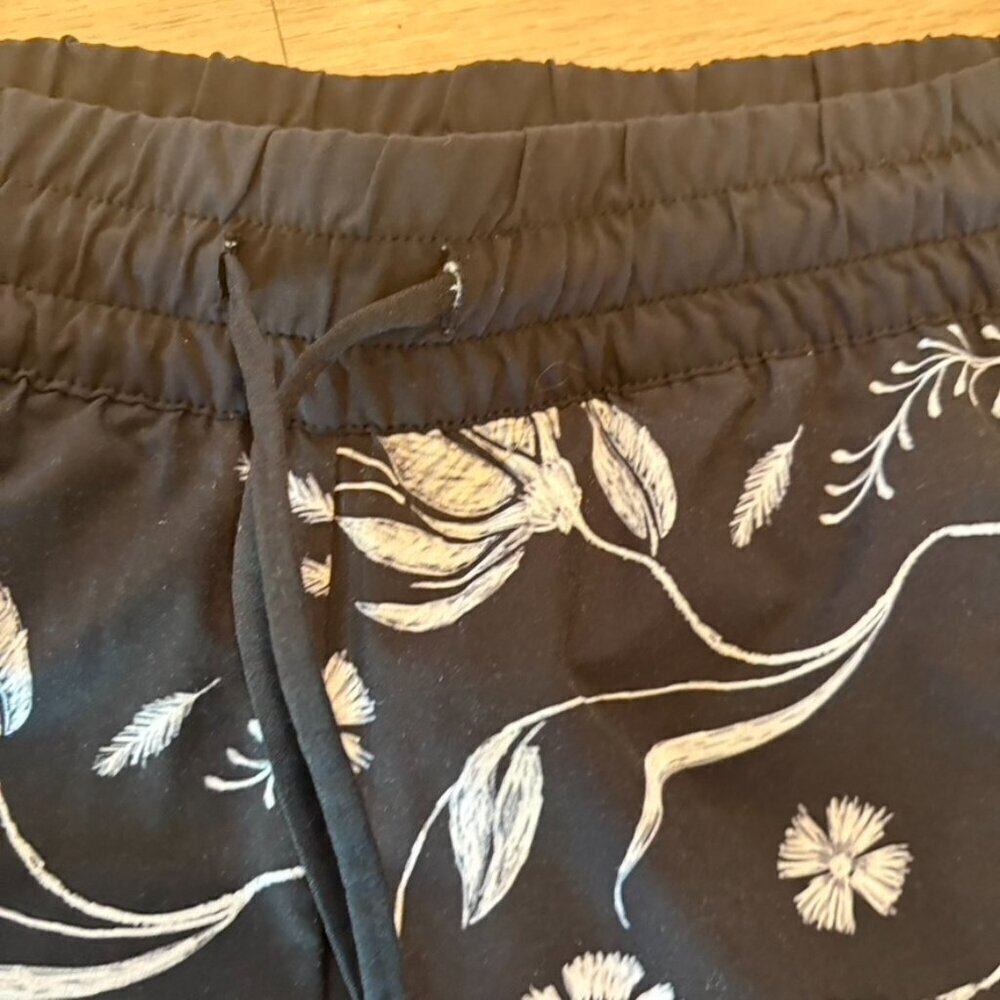 ** Athleta Floral Printed Baja Shorts Black Size 8 Featherweight Hiking - Picture 7 of 8